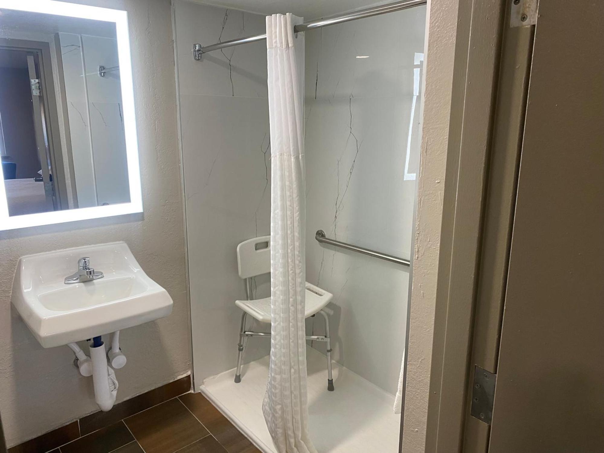 King Room Roll Shower Mobility Access or Non-Smoking,1617464133:JPEG